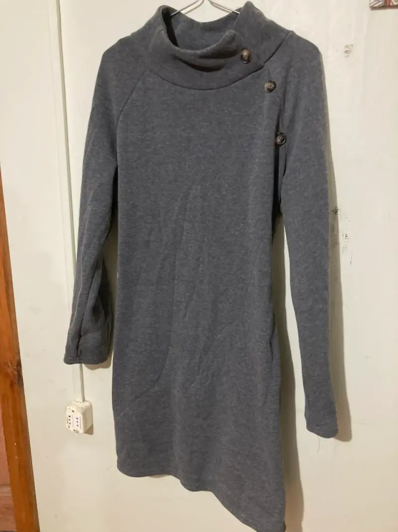 Vestido corto gris con cuello alto - 1