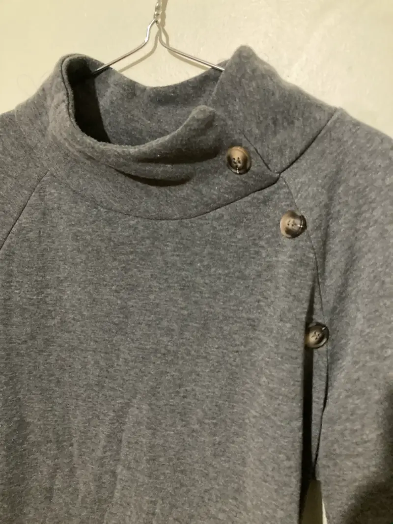 Vestido corto gris con cuello alto - 2