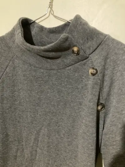 Vestido  corto gris con cuello alto - miniatura 2