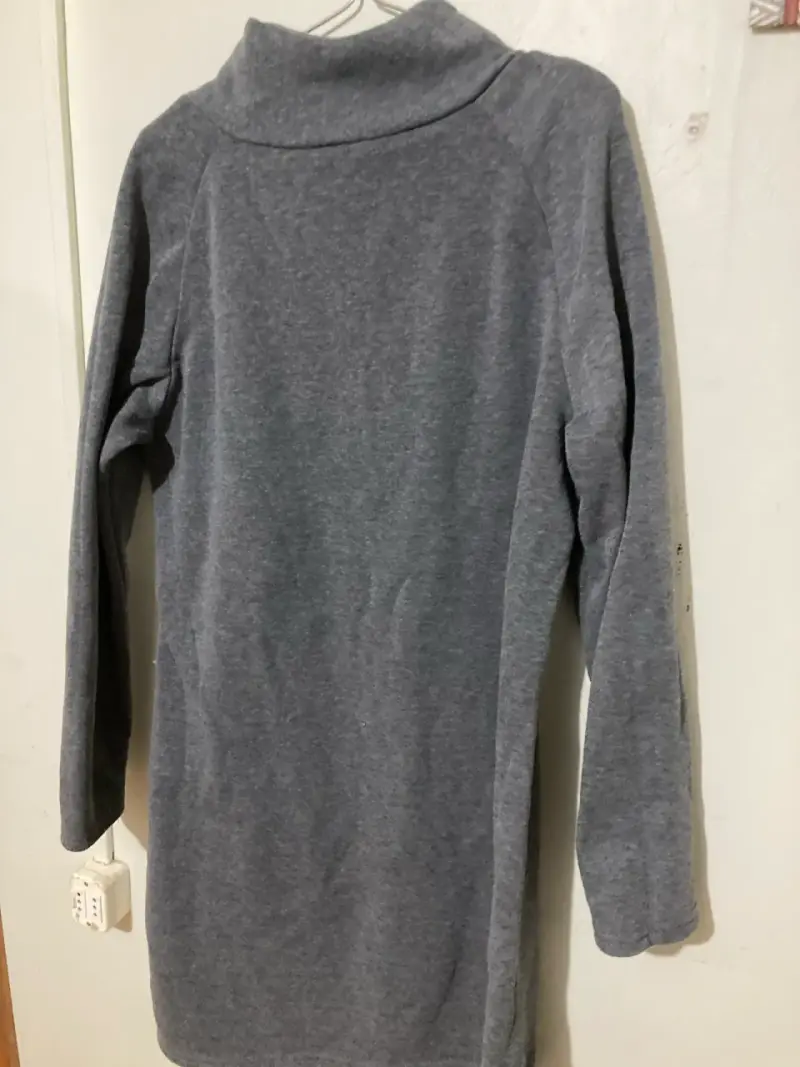 Vestido corto gris con cuello alto - 3