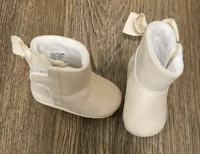 Botitas beige para bebé - miniatura 2