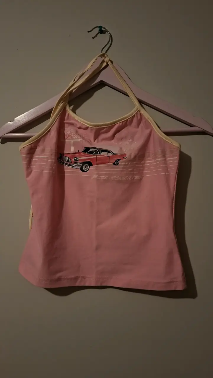 Top rosado con diseño retro