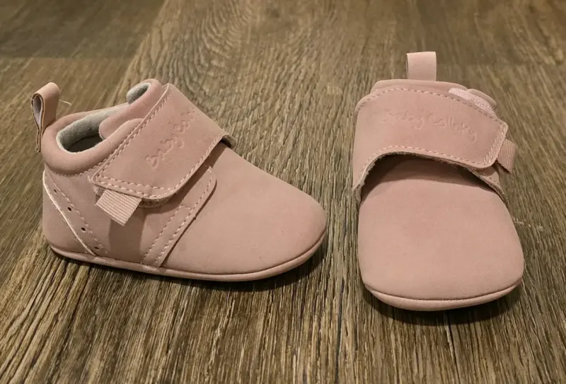 Zapatos de bebé rosa suaves