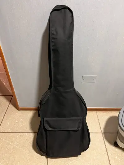 Guitarra con funda - miniatura 1