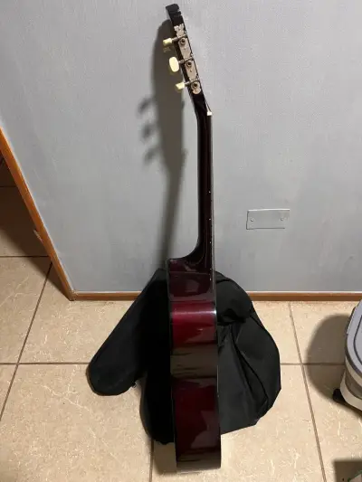 Guitarra con funda - miniatura 4