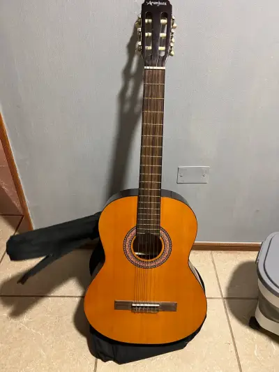 Guitarra con funda - miniatura 6