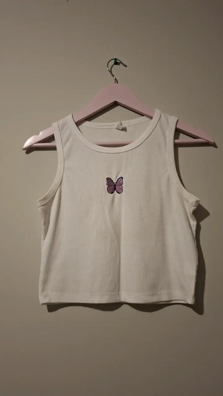 Camiseta blanca con mariposa