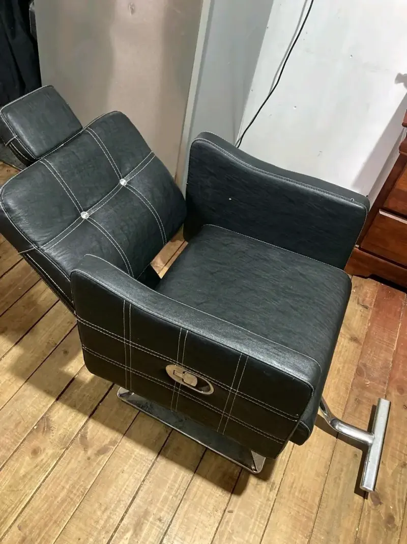 Silla de peluquería negra ajustable