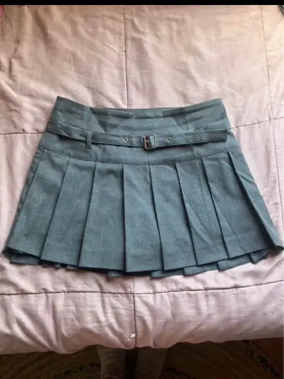 Falda corta gris con cinturón - miniatura 1