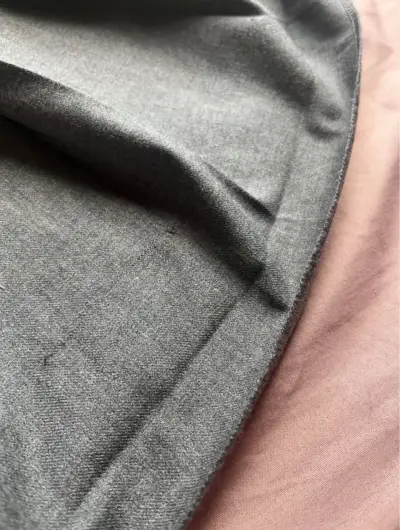 Falda corta gris con cinturón - miniatura 3