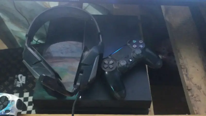 Consola de juegos con control y audífonos