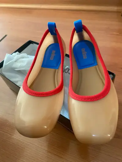 Zapatos Melissa beiges con borde rojo - miniatura 1