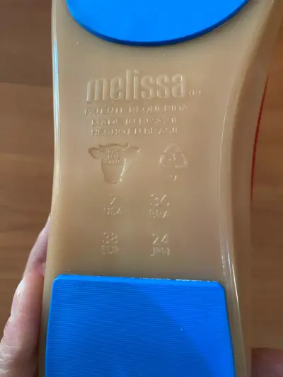 Zapatos Melissa beiges con borde rojo - miniatura 3