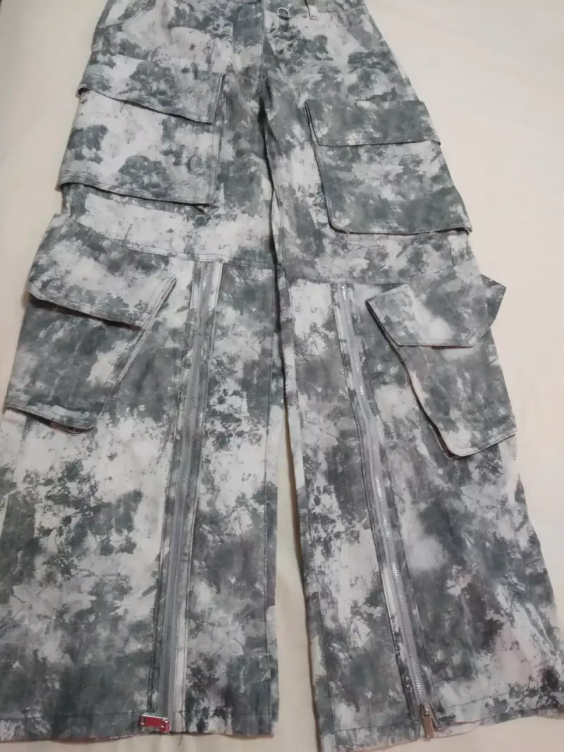 Pantalones cargo camuflados gris