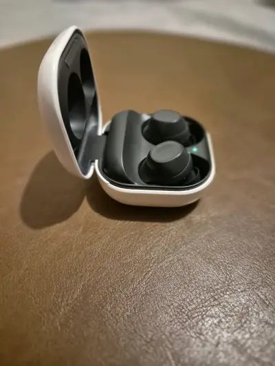 Auriculares con estuche Samsung Fe - miniatura 1