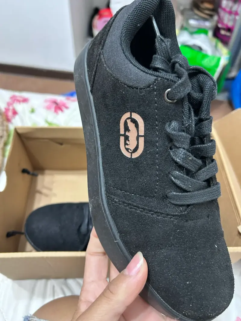 Zapatillas negras estilo casual - 1