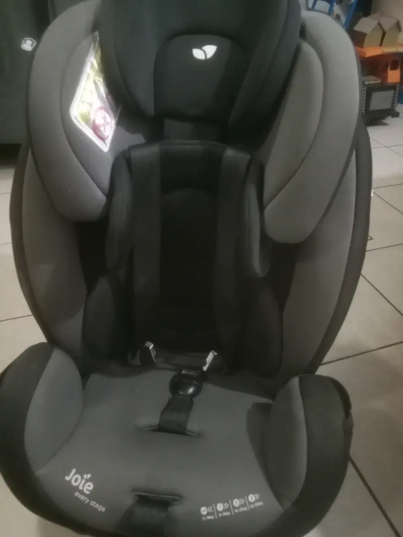 Silla de auto Joie gris oscuro