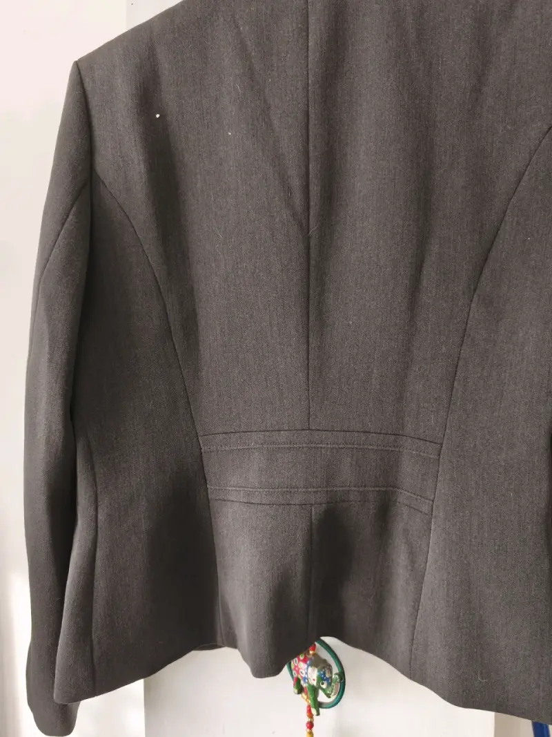 Blazer gris oscuro elegante - 4