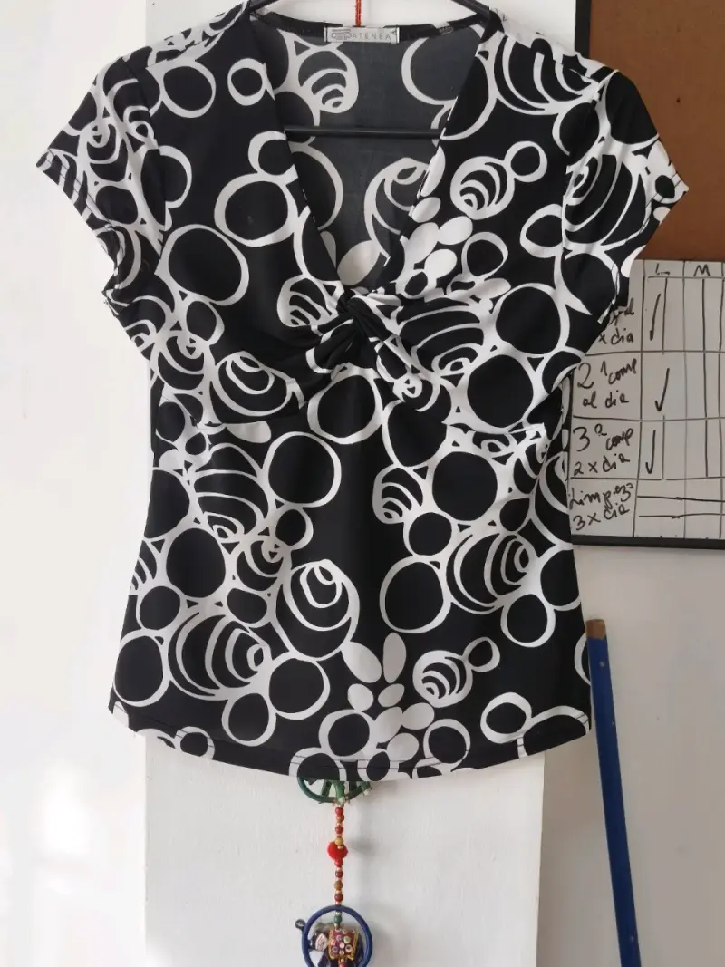 Polera negra estampada