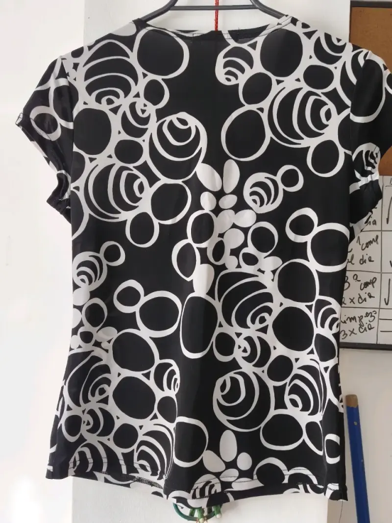 Polera negra estampada - 2