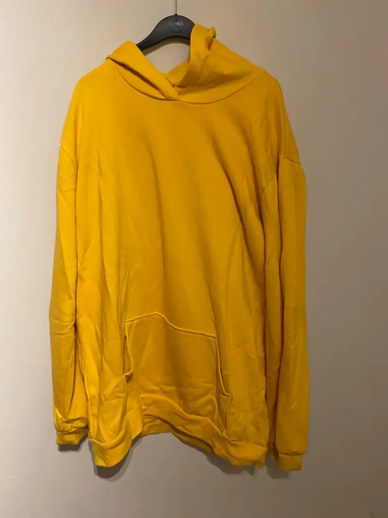 Polerón amarillo con capucha