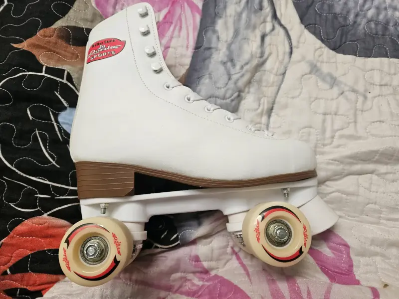 Patines de cuatro ruedas blancos