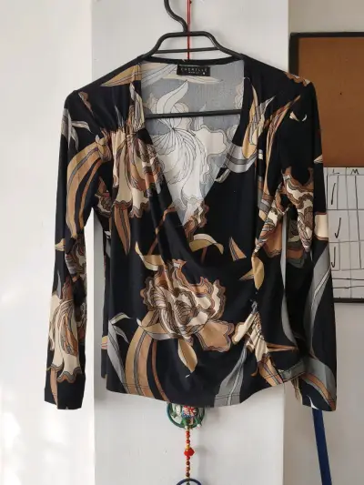 Blusa estampada floral negra - miniatura 1