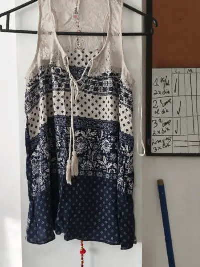 Blusa sin mangas azul y blanca - miniatura 1