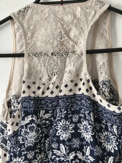 Blusa sin mangas azul y blanca - miniatura 2