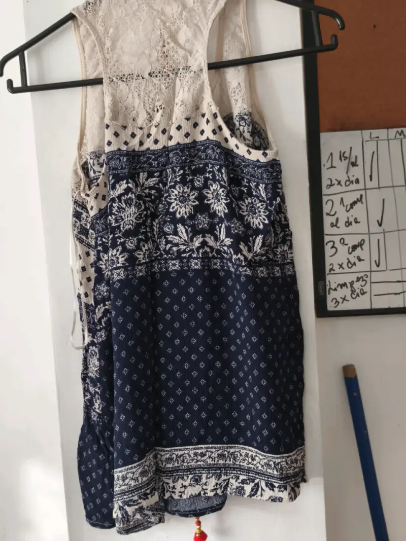 Blusa sin mangas azul y blanca - 3