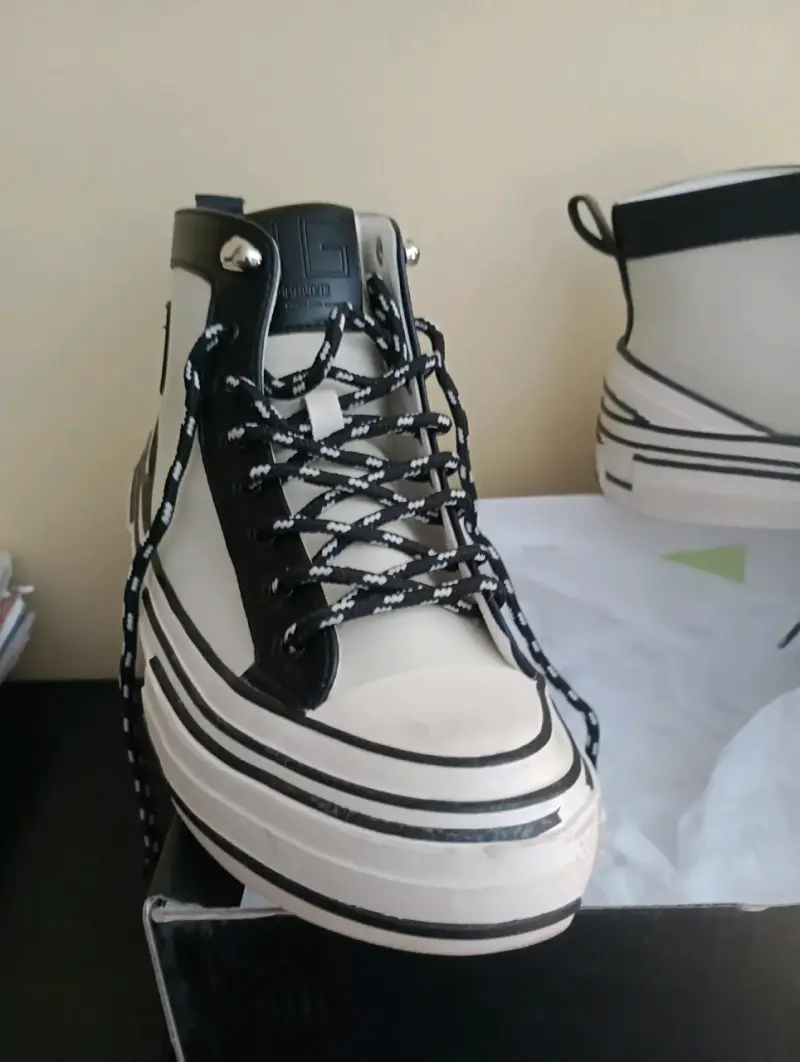 Zapatillas de caña alta blancas y negras
