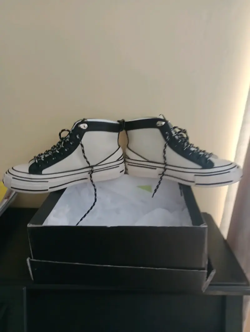 Zapatillas de caña alta blancas y negras - 2