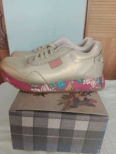 Zapatillas doradas con diseño floral - miniatura 1