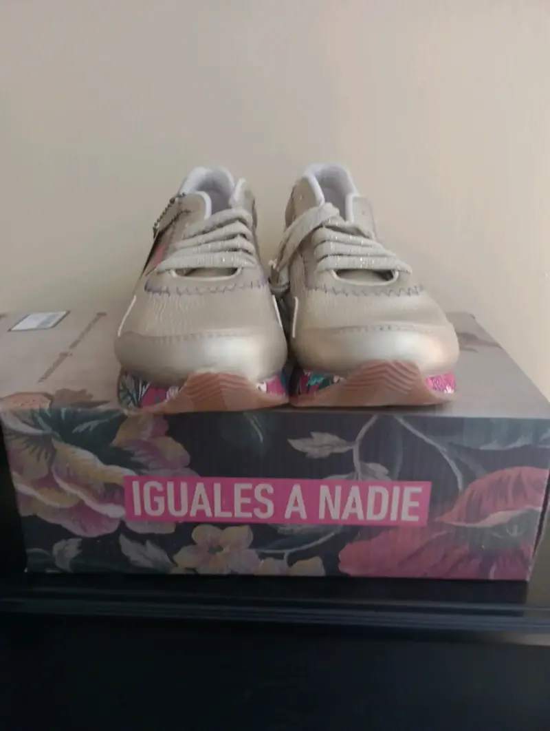 Zapatillas doradas con diseño floral - 2