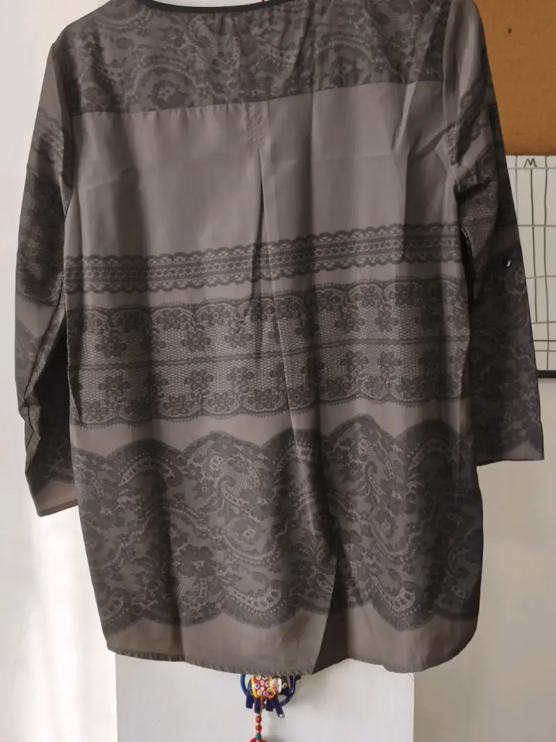 Blusa gris con encaje