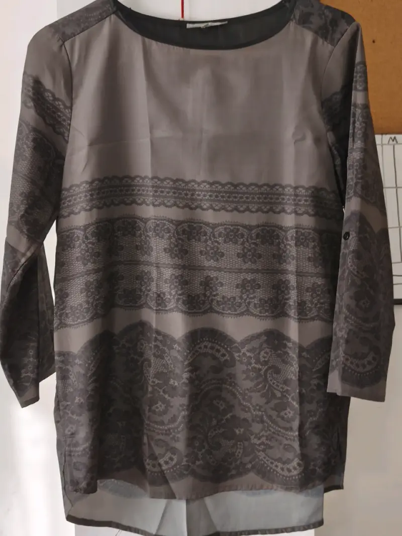 Blusa gris con encaje - 2