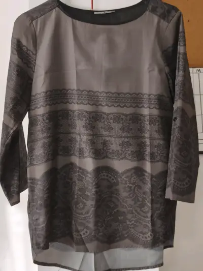 Blusa gris con encaje - miniatura 2