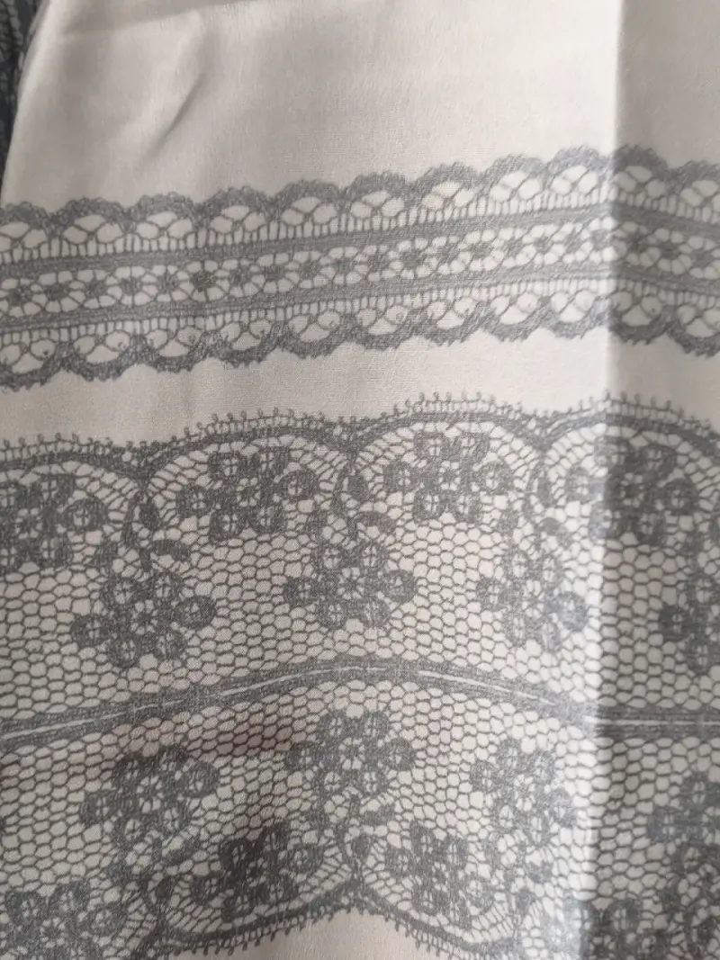 Blusa gris con encaje - 3