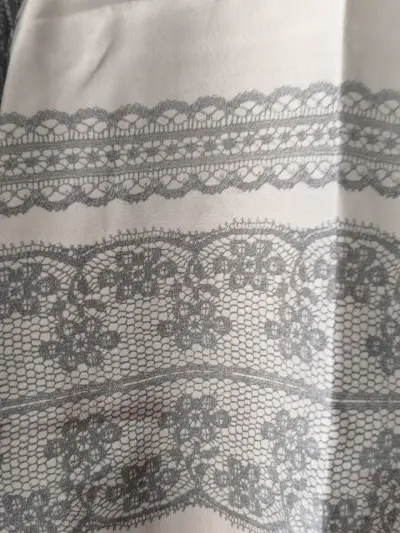 Blusa gris con encaje - miniatura 3