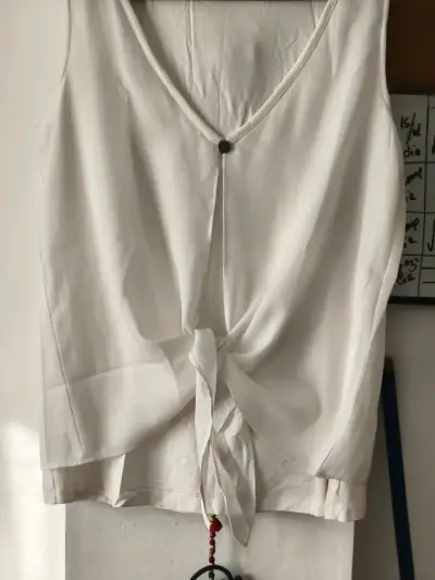 Blusa blanca sin mangas - miniatura 2
