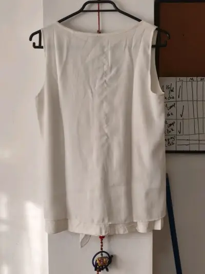 Blusa blanca sin mangas - miniatura 4