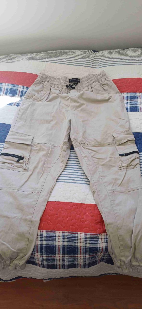 Buzo cargo beige regular fit