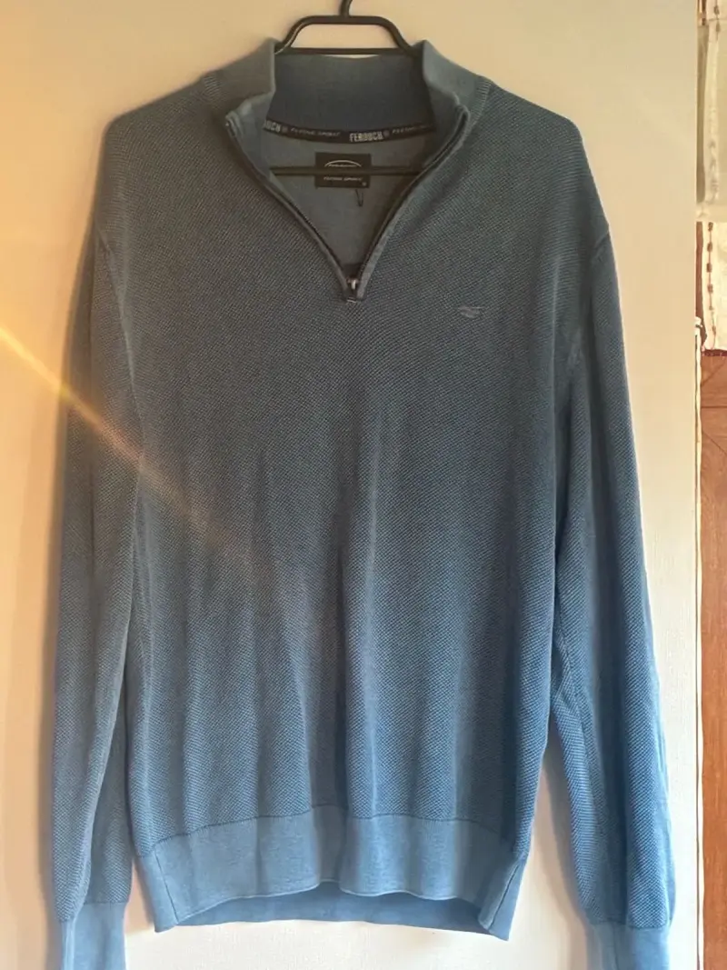 Suéter azul de hombre