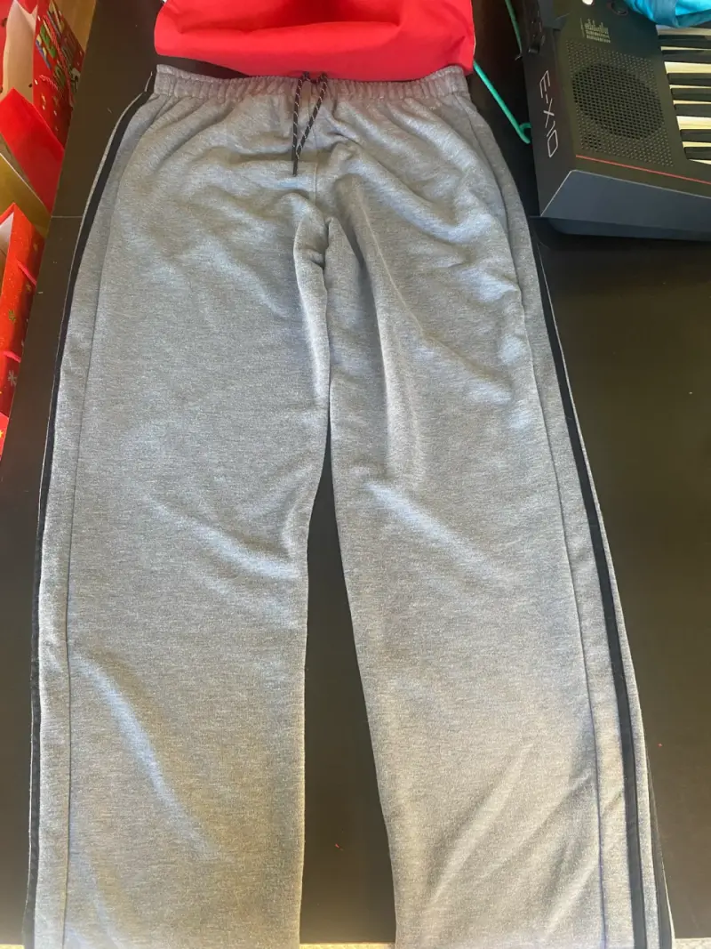 Pantalones deportivos grises