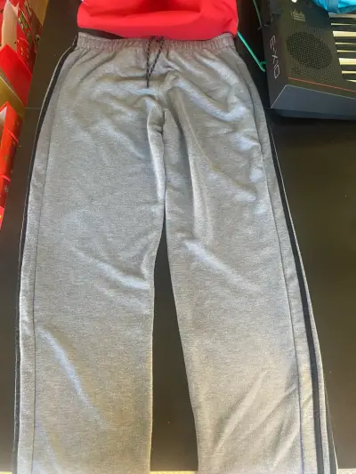 Pantalones deportivos grises - miniatura 1
