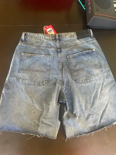 Shorts de mezclilla desgastados - miniatura 2
