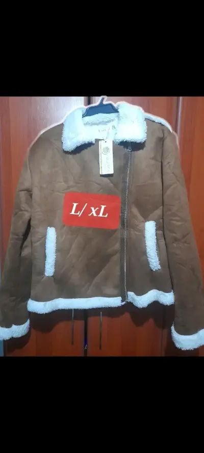 Chaqueta marrón con forro blanco - miniatura 1