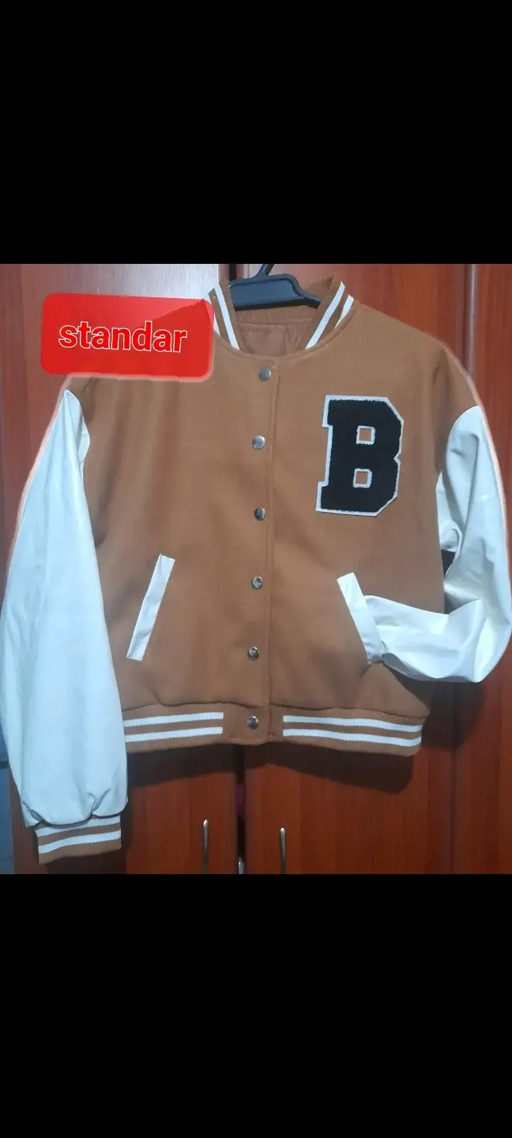 Chaqueta marrón con forro blanco - 4