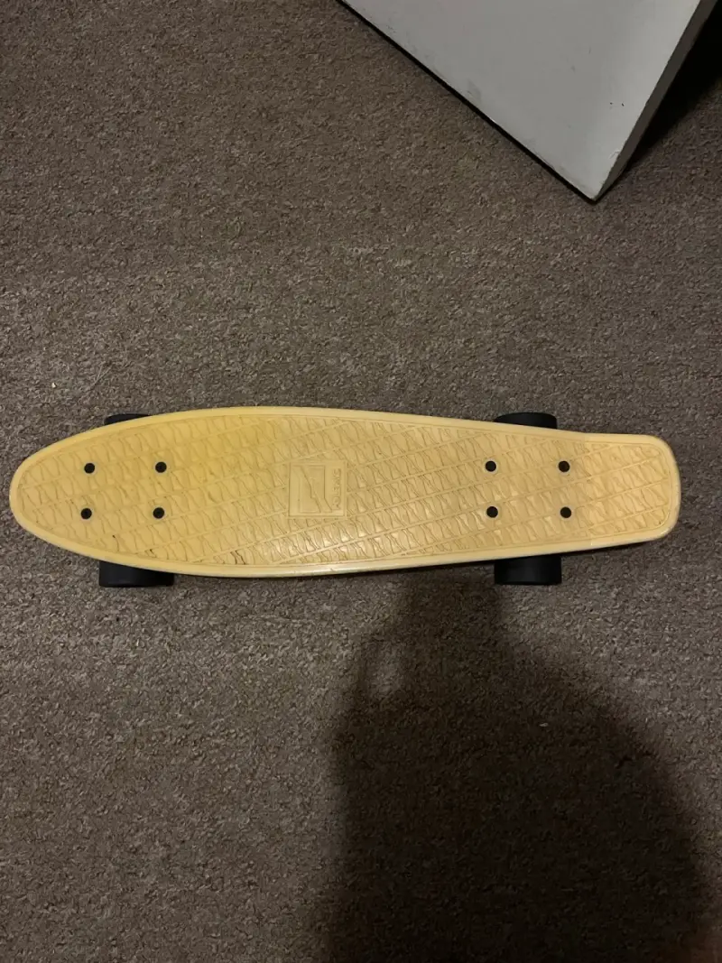 Skateboard penny amarillo compacto