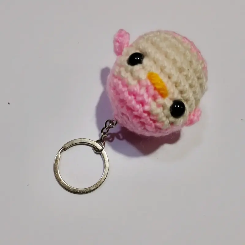 Llavero de amigurumi rosado pingüino